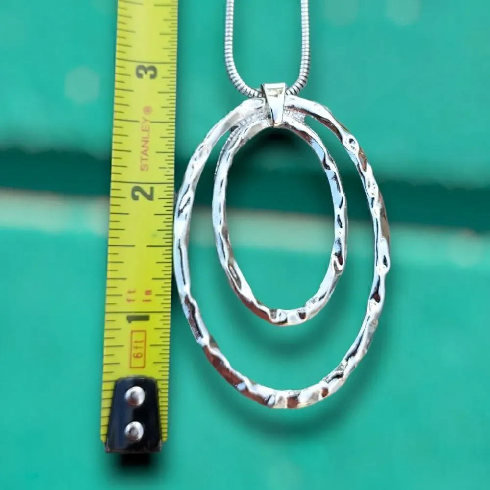 Silvertone fashion necklace round pendant